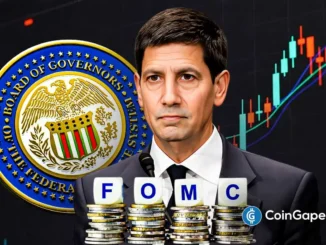Homem de terno diante do selo do Conselho de Governadores do Federal Reserve, com cubos formando a sigla FOMC e gráfico de mercado ao fundo.