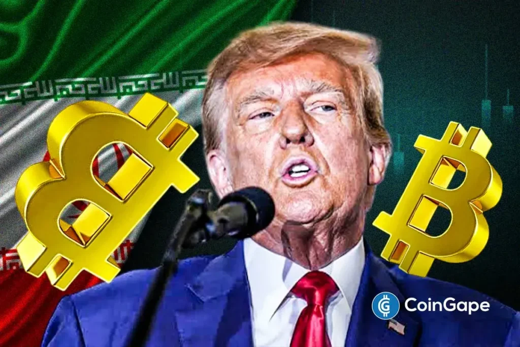 Donald Trump discursa com símbolos do Bitcoin e a bandeira do Irã ao fundo.