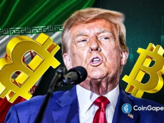 Donald Trump discursa com símbolos do Bitcoin e a bandeira do Irã ao fundo.