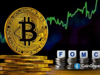 Moeda de Bitcoin dourada ao lado de peças com a sigla FOMC sobre pilhas de moedas