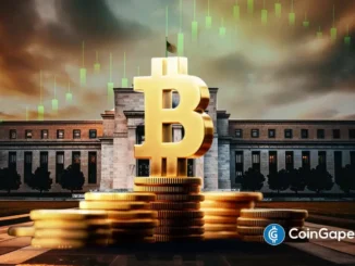 Ilustração de um símbolo dourado de Bitcoin sobre moedas, em frente ao prédio do Federal Reserve.