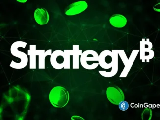 Logo da Strategy com o símbolo do Bitcoin sobre fundo verde com moedas.