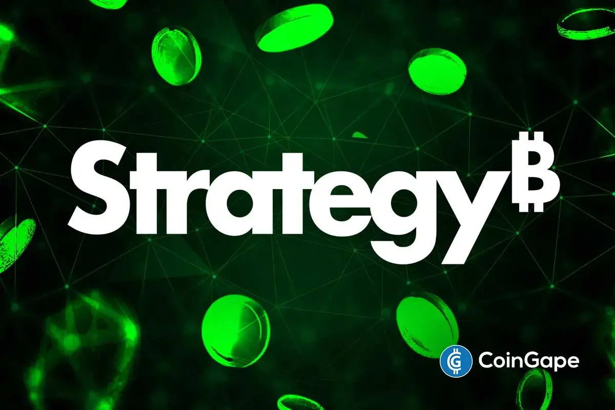 Logo da Strategy com o símbolo do Bitcoin sobre fundo verde com moedas.