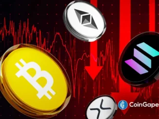 Moedas de Bitcoin, Ethereum, Solana e XRP com setas vermelhas indicando queda do mercado cripto.