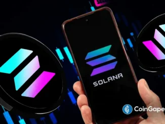 Mão segurando smartphone com o logotipo da Solana na tela, ao lado de gráfico de candles ao fundo