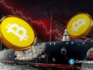 Moedas de bitcoin sobrepostas a um petroleiro danificado com bandeiras dos EUA e do Irã ao fundo.