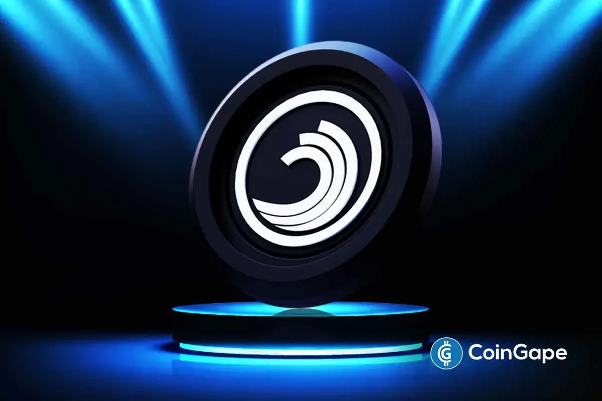 Moeda com o símbolo da Ondo em destaque sobre pedestal iluminado em azul, com o logo da CoinGape ao lado.