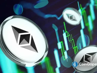 Moedas físicas de Ethereum em destaque, com gráfico de candles verde e azul ao fundo.