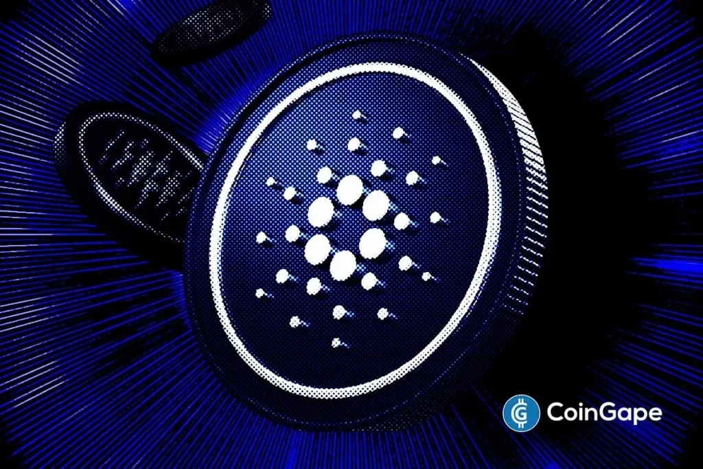 Logo do Cardano (ADA) estilizado em preto e branco sobre fundo azul com marca d'água da CoinGape.