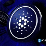 Logo do Cardano (ADA) estilizado em preto e branco sobre fundo azul com marca d'água da CoinGape.