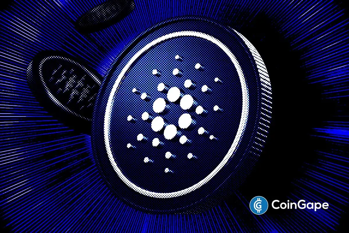 Logo do Cardano (ADA) estilizado em preto e branco sobre fundo azul com marca d'água da CoinGape.