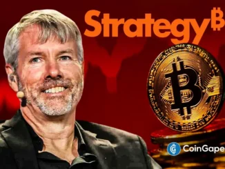 Michael Saylor sorrindo com o logo da Strategy e uma moeda de bitcoin ao fundo
