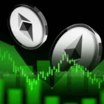 Duas moedas com o símbolo do Ethereum sobre um gráfico de velas verdes em tendência de alta.