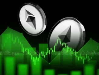 Duas moedas com o símbolo do Ethereum sobre um gráfico de velas verdes em tendência de alta.