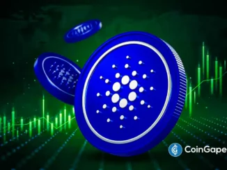 Moedas físicas de Cardano (ADA) em azul com gráfico de candles verde ao fundo.