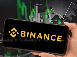 Mão segurando smartphone com o logotipo da Binance em destaque, sobre fundo de gráficos de candles e barras representando volatilidade do mercado cripto.