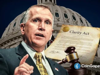 Senador Thom Tillis gesticulando em frente ao Capitólio dos EUA, com o documento do CLARITY Act e um martelo de juiz ao fundo.