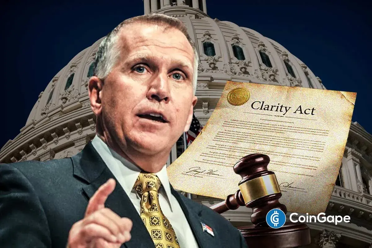 Senador Thom Tillis gesticulando em frente ao Capitólio dos EUA, com o documento do CLARITY Act e um martelo de juiz ao fundo.