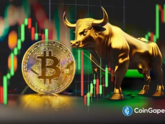 Moeda de Bitcoin dourada ao lado de estátua de touro dourado sobre gráfico de candles verdes e vermelhos.