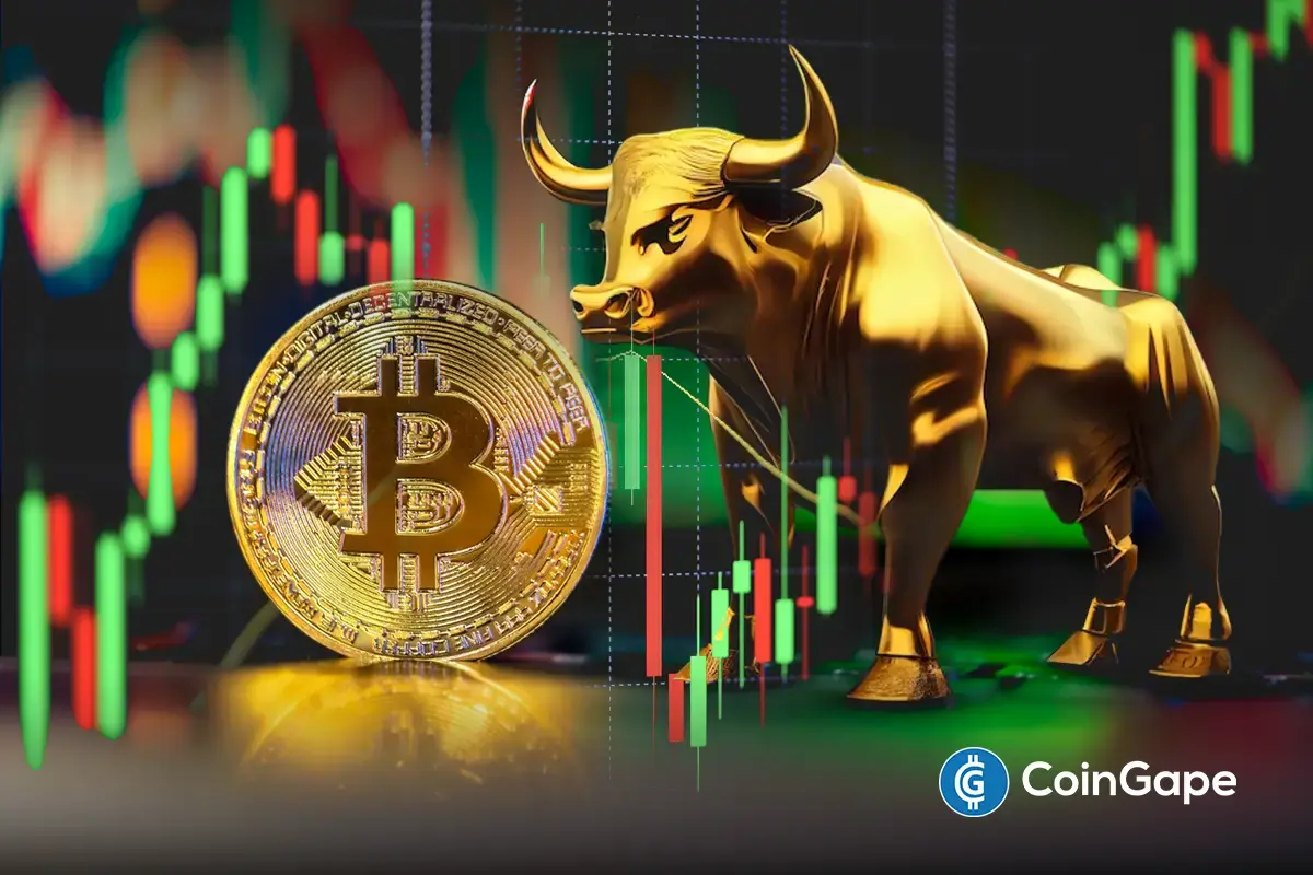 Moeda de Bitcoin dourada ao lado de estátua de touro dourado sobre gráfico de candles verdes e vermelhos.