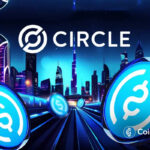 Logotipo da Circle sobre paisagem urbana futurista, com duas moedas azuis da USDC em primeiro plano.