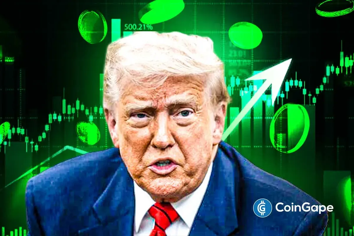 Retrato do presidente Donald Trump de terno azul diante de um fundo verde com gráficos de candlestick, moedas e uma seta ascendente.