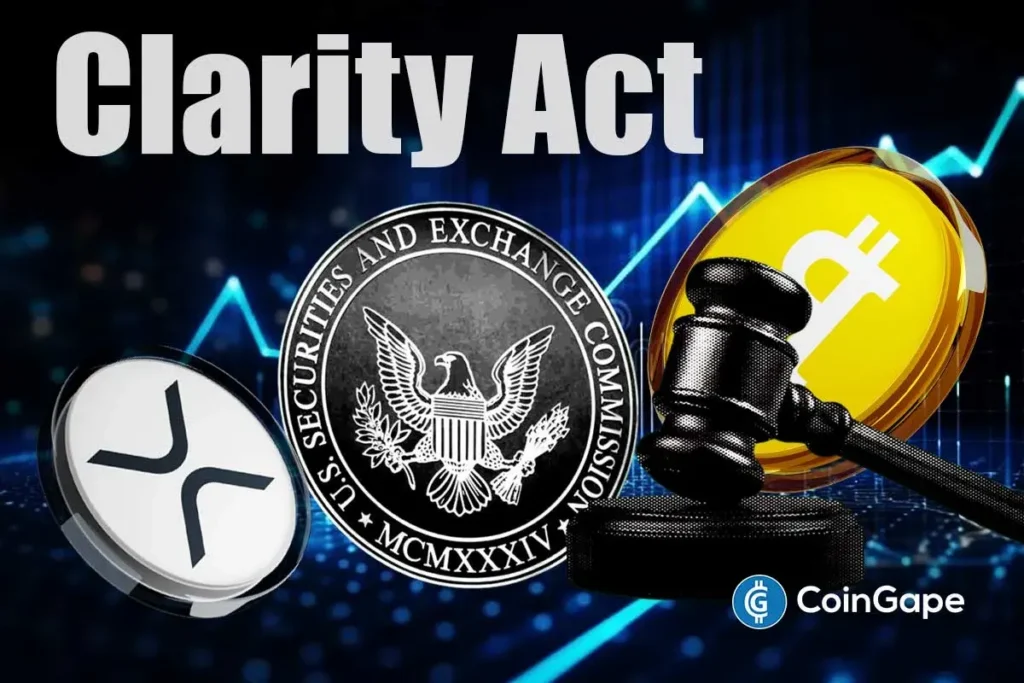 Ilustração com o texto "Clarity Act", o logo da SEC ao centro, moedas de XRP e Bitcoin e um martelo de juiz ao fundo.