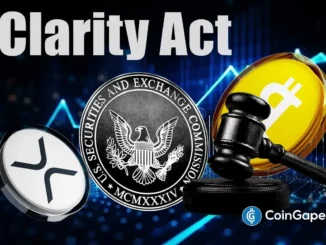Ilustração com o texto "Clarity Act", o logo da SEC ao centro, moedas de XRP e Bitcoin e um martelo de juiz ao fundo.