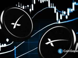 Moedas com o símbolo do X ao lado de gráfico de candles representando a ação SPCX da SpaceX.