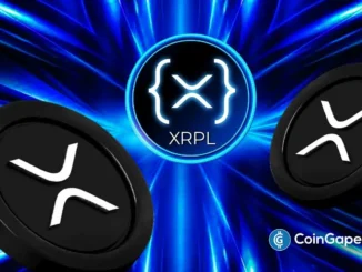 Duas moedas físicas de XRP ao lado do logotipo da XRPL em fundo azul com efeito de luz.