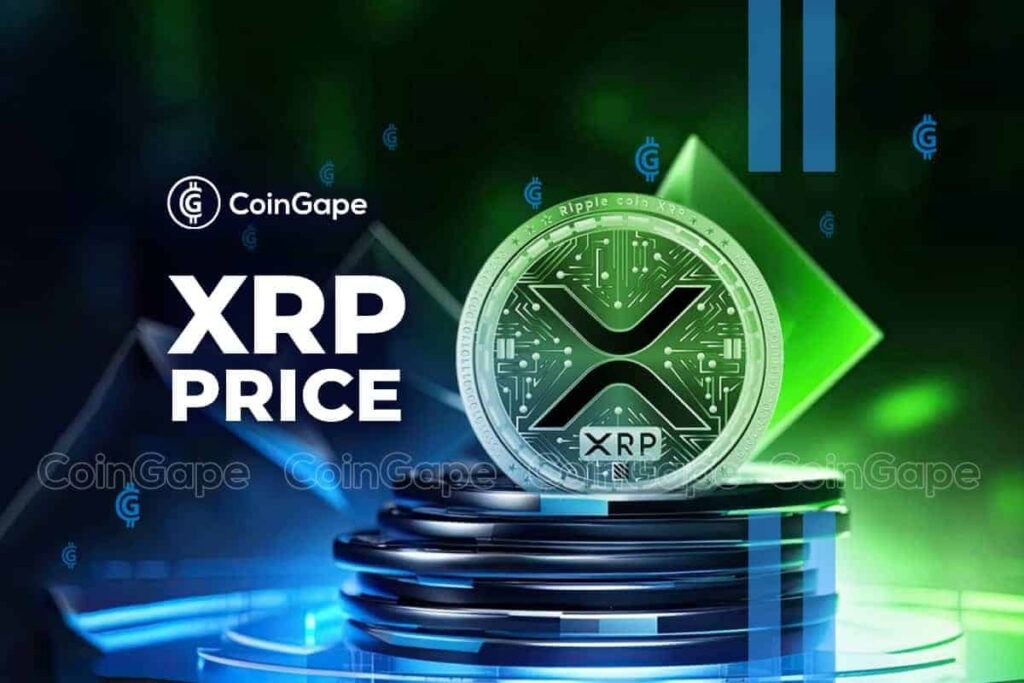 Moeda XRP verde sobre pilha de moedas com logo CoinGape ao fundo.