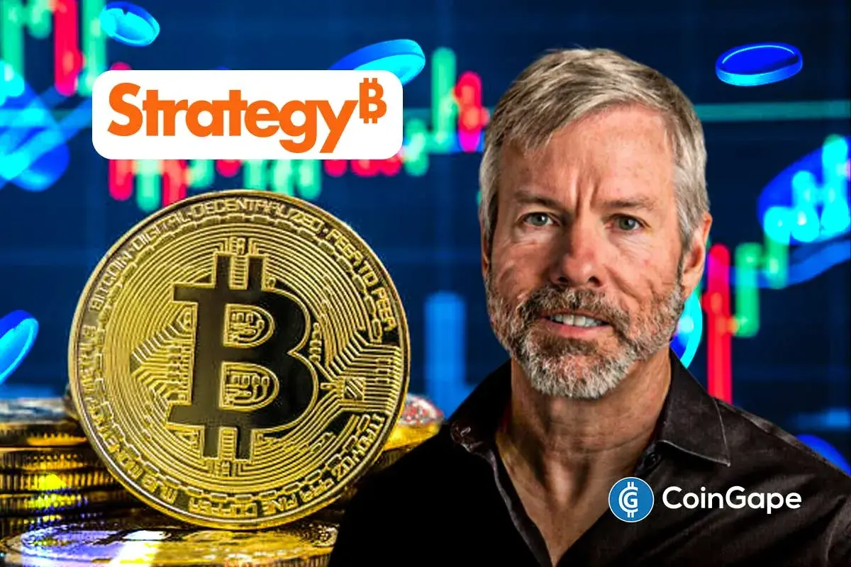 Michael Saylor, CEO da Strategy, com logotipo da empresa e moeda de Bitcoin ao fundo de gráfico de candles