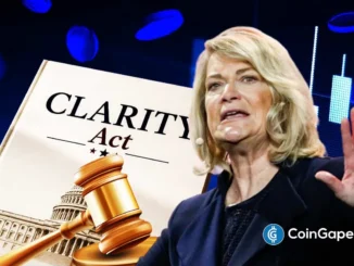 Senadora Cynthia Lummis gesticula ao lado de livro do CLARITY Act e martelo de juiz.