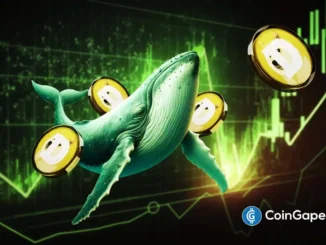 Ilustração de uma baleia cercada por moedas de Dogecoin (DOGE) com gráfico de candles em alta ao fundo.
